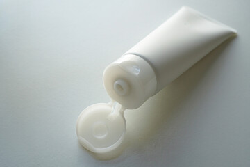 化粧品　チューブ容器　白背景のモックアップ