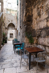 Weihnachtlich geschmückte Gassen und Restaurants in der Altstadt von Split