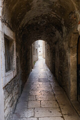 Weihnachtlich geschmückte Gassen und Restaurants in der Altstadt von Split