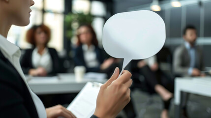 Stimme im Fokus: Geschäftsfrau hält Präsentation mit leeren Sprechblase in Meeting. - obrazy, fototapety, plakaty