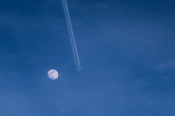 Flugzeug neben dem Mond