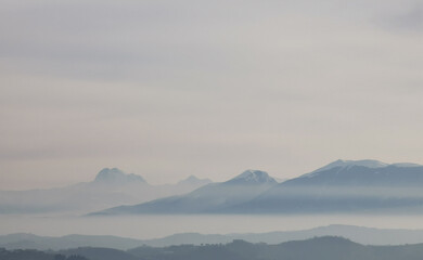 Le montagne nascoste tra nuvole e nebbia 