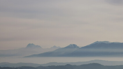 Obraz premium Le montagne nascoste tra nuvole e nebbia 