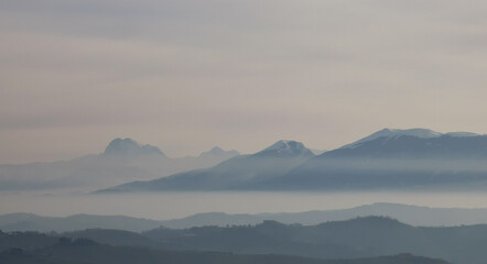 Le montagne nascoste tra nuvole e nebbia 
