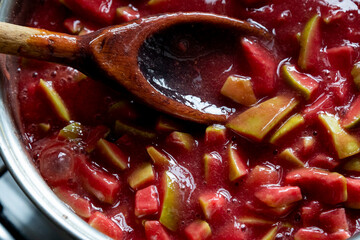 Doce Goiabada Cascão, Panela cozinhando pedaços de goiaba e colher de madeira/pau