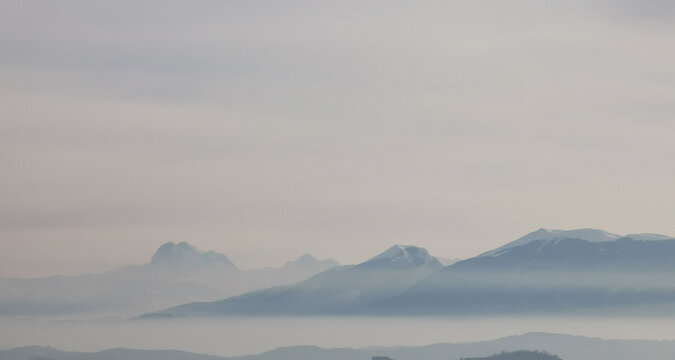 Le montagne nascoste tra nuvole e nebbia 