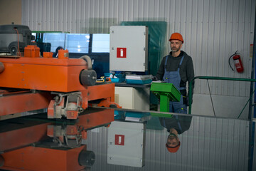 Specialist uses automatic table for cutting glass in window production