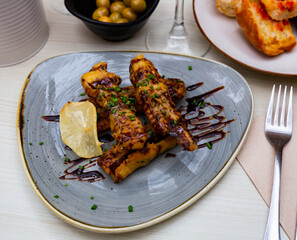 Tasty sliced aubergine in crispy batter served with cane honey