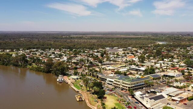 Remote regional South Australian city Renmark of shores of Murray river – aerial 4k.
