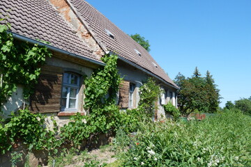 Fototapeta na wymiar Historisches Bauernhaus im Blütengrund Gross Jena an der Unstrut bei Naumburg an der Saale