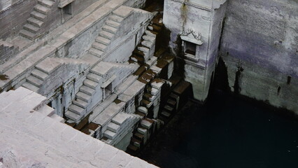 Les vieux puits de Jodpur, énorme fontaine urbaine sur plusieurs étages de pierre taillée, visite touristique, immense coulée d'eau, beauté architecturale d'ancienne civilisation, mouillé, traces