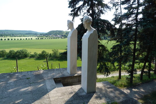 Grabst&auml;tte von Max Klinger im Bl&uuml;tengrund von Gross Jena an der Unstrut bei Naumburg an der Saale
