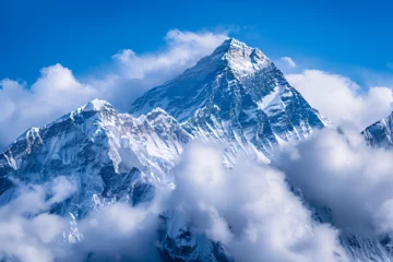 Tableaux ronds sur aluminium brossé Everest Mount Everest with Snow Covered Peak and Thick Stratus Clouds