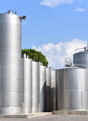 Weintanks in der Toskana vor strahlend blauem Himmel