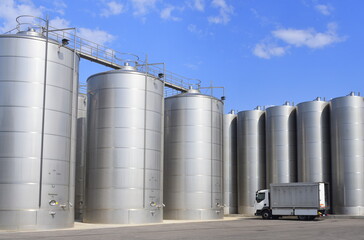 Weintanks in der Toskana