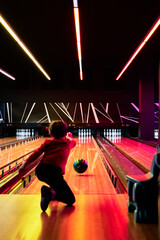 Garçon jouant au bowling avec des couleurs vives