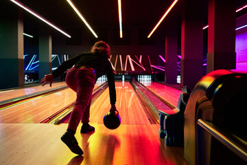 Femme jouant au bowling avec des couleurs vives