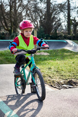 Petite fille faisant du vélo dans un Pump track