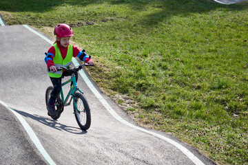 Petite fille faisant du vélo dans un Pump track