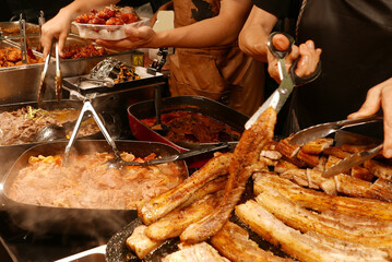 屋台に並ぶ料理