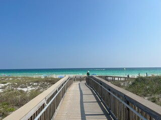 Obraz premium wooden bridge over the sea