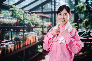 農園の温室で働く若い女性