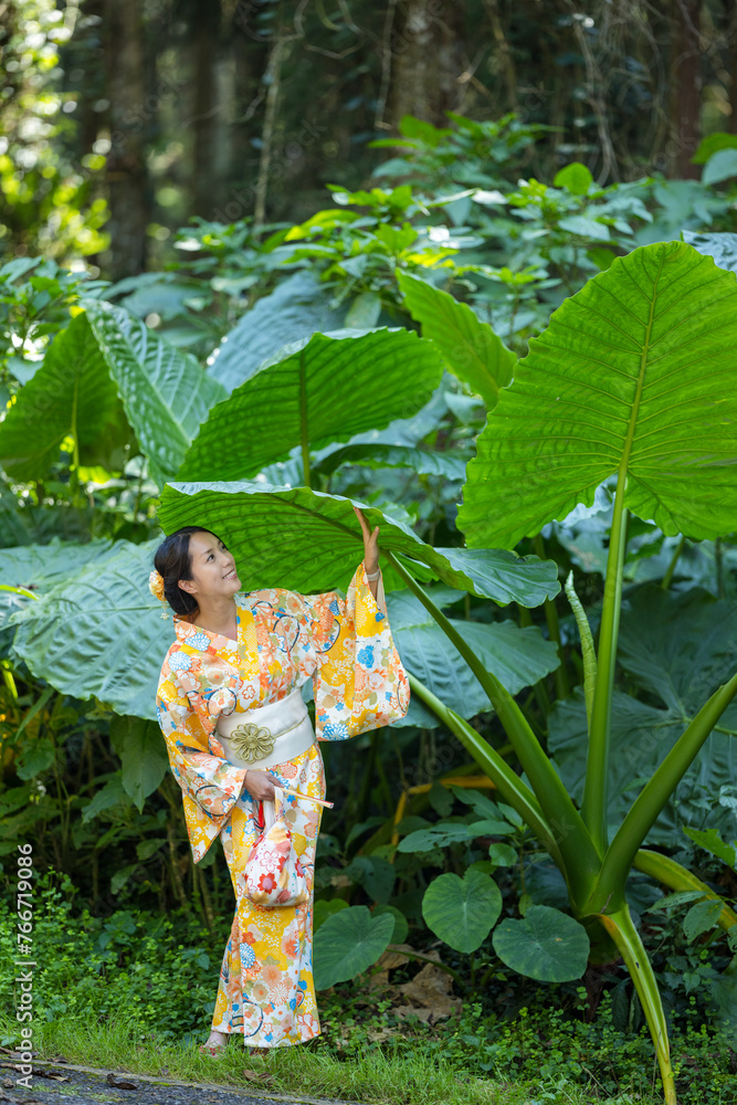 Sticker Woman wear yellow kimono with the big leaf