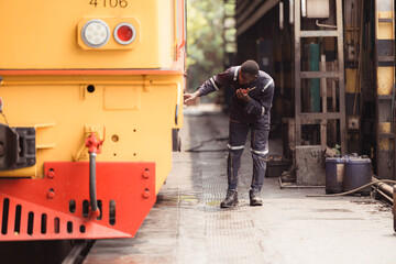 Diesel locomotive technician Inspect the train locomotive before it is used to drag train carriages to receive or transport goods and people.