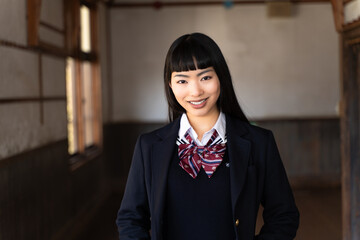 放課後、校舎に残る女子高生