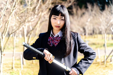 刀を構える女子高生
