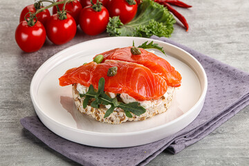 Crispy bread with salmon and cream cheese