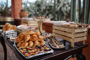 Fotobehang Masa de panes y tablas de quesos en evento  © Paula