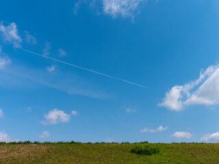 青空と緑の堤防