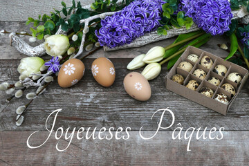 Carte de voeux Joyeuses Pâques. Salutation de Pâques avec bouquet de fleurs et œufs de Pâques...
