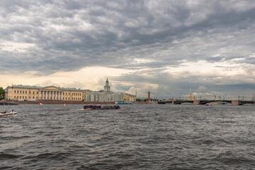 Am Fluss der Newa in St. Petersburg in Russland, im Hintergrund ist die Peter und Paul Kathedrale auf der Haseninsel zu sehen und viele Boote und Segelschiffe