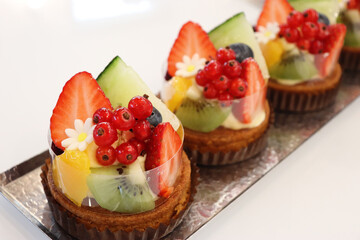 パティスリー が作ったイチゴとベリーとオレンジのフルーツタルトケーキ