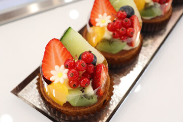 パティスリー が作ったイチゴとベリーとオレンジのフルーツタルトケーキ
