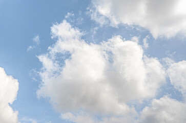 Obraz premium blue sky backdrop adorned with fluffy white clouds sets serene and open canvas. gentle dance of clouds complements vivid azure background, peaceful and harmonious celestial