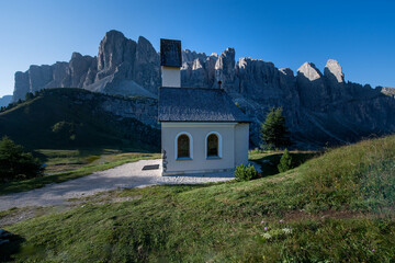 Fototapeta na wymiar small mountain chapel in the Alps of Austria