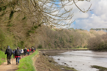 groupe de randonneurs sur un sentier en Bretagne