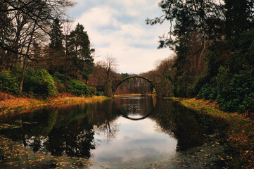 Mystisch - Rakotzbrücke - Teufelsbrücke - Herbst - Brücke - See - Spiegelung - Kromlau -...