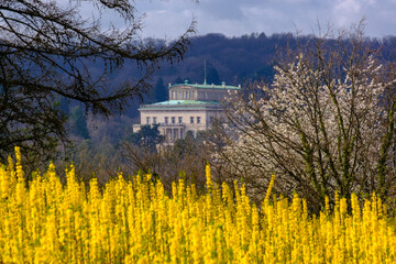 Villa Hügel, ehemliger Sitz der Familie Krupp, im Frühjahr