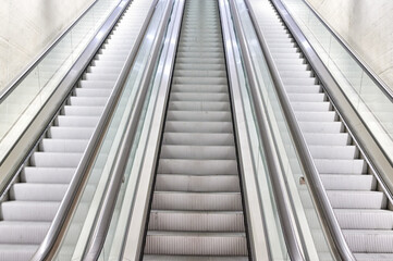 Drei Rolltreppen nebeneinander am Tiefbahnhof