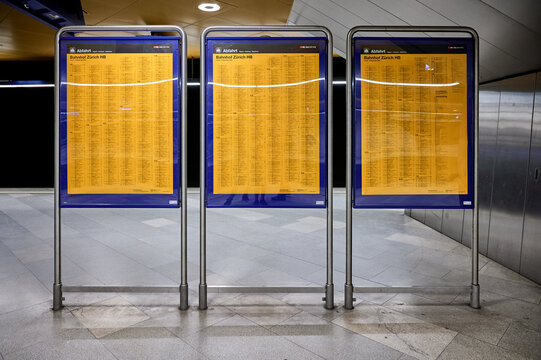 Schilder mit Abfahrtstabellen am Bahnhof Zürich