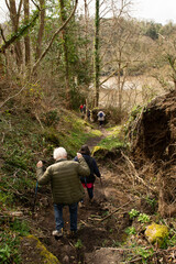 groupe de randonneurs sur un sentier en Bretagne