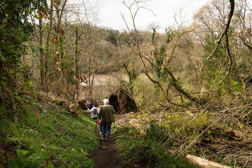 groupe de randonneurs sur un sentier en Bretagne