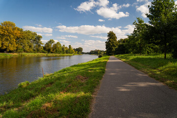 Fototapeta na wymiar The Elbe cycle path