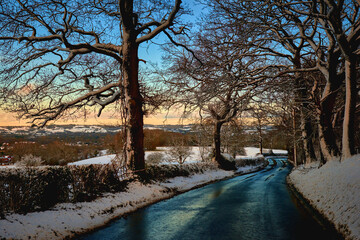 Heading down into the snowy valley on Scarfield Hill, Alvechurch, Birmingham, UK