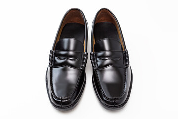 白背景に学生用の革靴