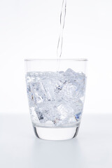 グラスに注がれた炭酸水